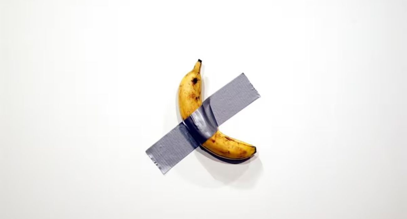 La obra Comedian de Maurizio Cattelan fue robada en Francia, pero el museo rápidamente la reemplazó. Descubre los detalles.