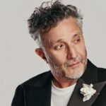 Fito Páez rinde tributo a Adolfo Aristarain en su nuevo videoclip, protagonizado por Sofía Gala y lleno de emoción.