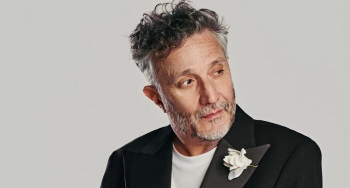 Fito Páez rinde tributo a Adolfo Aristarain en su nuevo videoclip, protagonizado por Sofía Gala y lleno de emoción.