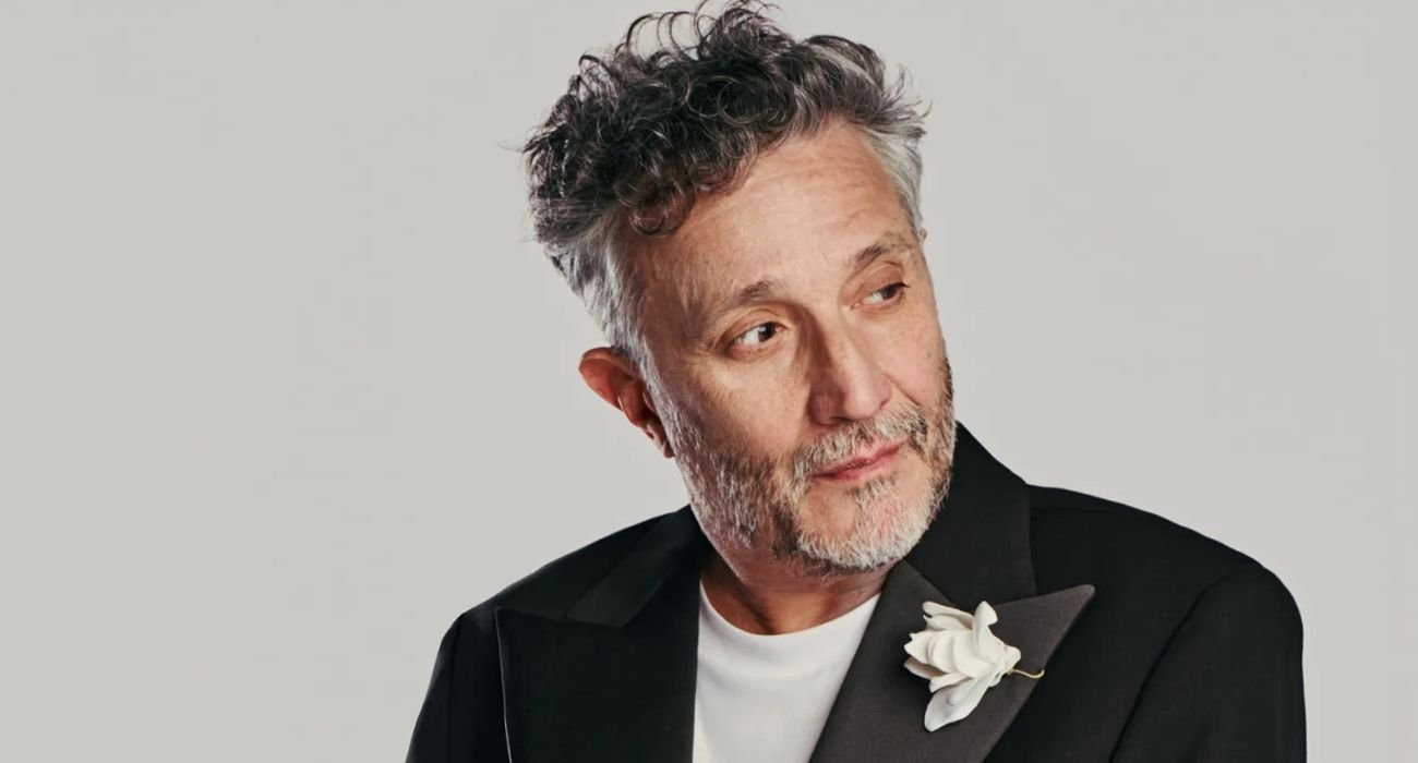 Fito Páez rinde tributo a Adolfo Aristarain en su nuevo videoclip, protagonizado por Sofía Gala y lleno de emoción.