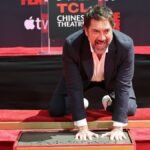 El reconocido actor español Javier Bardem deja su huella en el Teatro Chino, dedicando este honor a su madre y familia.