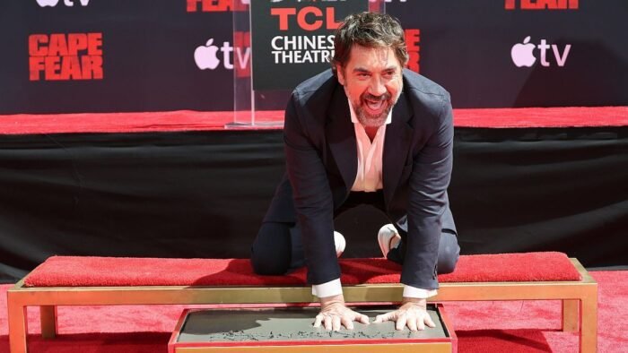 El reconocido actor español Javier Bardem deja su huella en el Teatro Chino, dedicando este honor a su madre y familia.