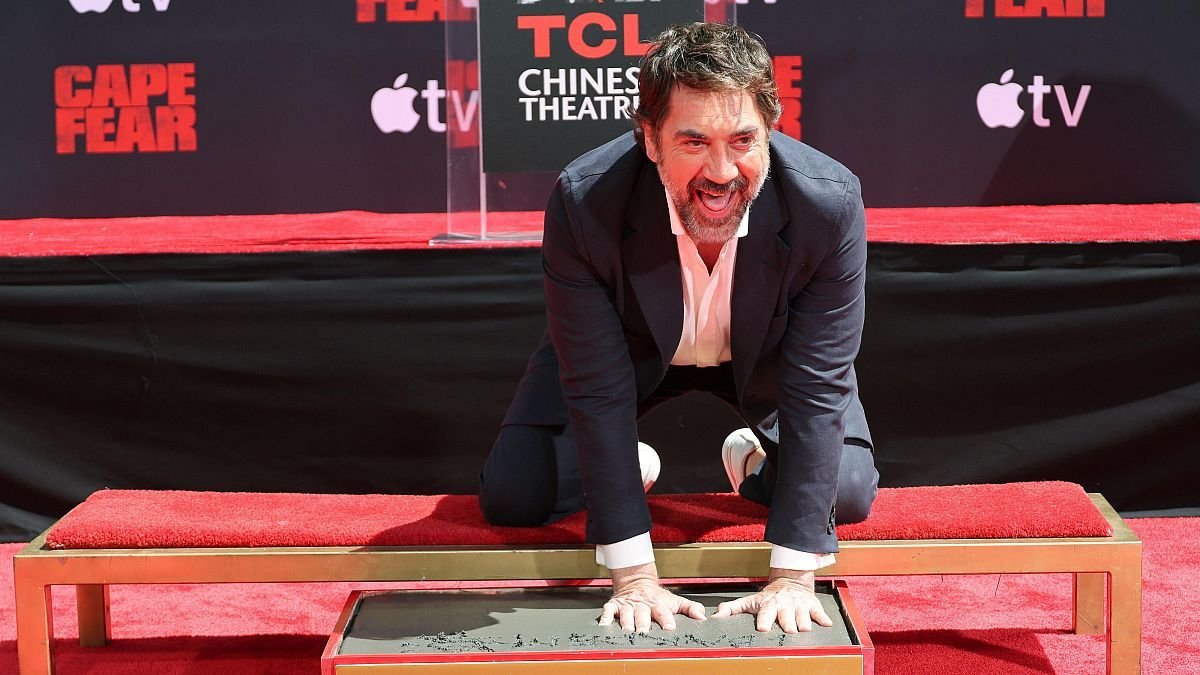 El reconocido actor español Javier Bardem deja su huella en el Teatro Chino, dedicando este honor a su madre y familia.