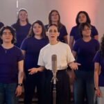 La famosa cantante Julieta Venegas lanza una nueva interpretación de La niña futbolista, acompañada por un coro juvenil.