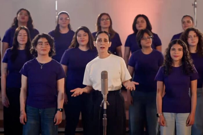 La famosa cantante Julieta Venegas lanza una nueva interpretación de La niña futbolista, acompañada por un coro juvenil.