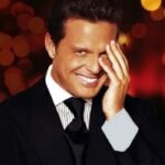 Luis Miguel se mantiene en el hospital tras una cirugía en Nueva York, acompañado de Paloma Cuevas, según reportes recientes.
