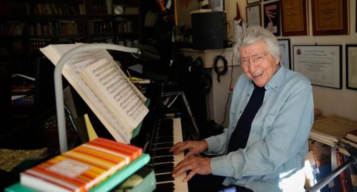 Descubre la entrañable relación entre Rocío Jurado y Manuel Alejandro, marcando la historia de la música española.