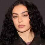 La artista británica Charli XCX confirma su gira norteamericana donde presentará su séptimo álbum de estudio. No te la pierdas.