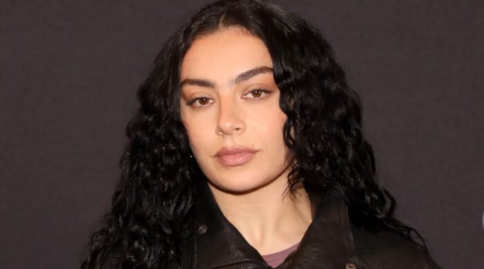 La artista británica Charli XCX confirma su gira norteamericana donde presentará su séptimo álbum de estudio. No te la pierdas.