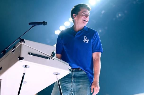 El popular cantante Charlie Puth ha decidido cancelar un concierto debido a problemas de salud, afectando su gira mundial.
