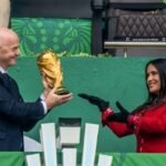 La actriz Salma Hayek da la bienvenida al Mundial 2026 en un evento especial con el presidente de la FIFA.