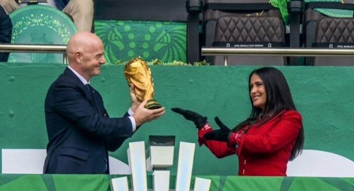 La actriz Salma Hayek da la bienvenida al Mundial 2026 en un evento especial con el presidente de la FIFA.