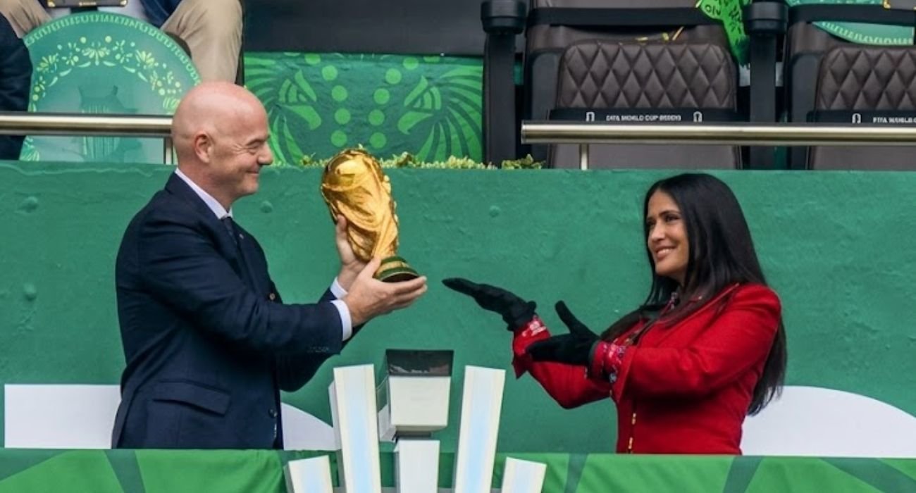 La actriz Salma Hayek da la bienvenida al Mundial 2026 en un evento especial con el presidente de la FIFA.