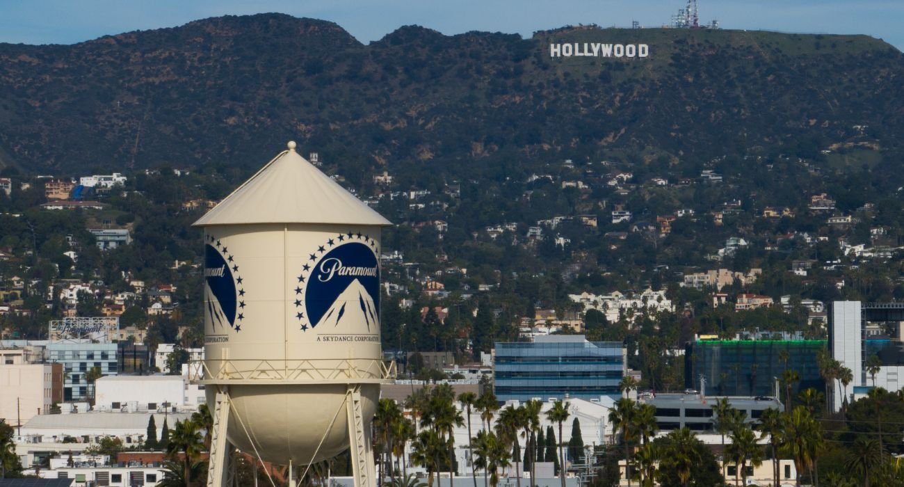 Un grupo de senadores demócratas pide que se frene la fusión entre Paramount y Warner Bros hasta aclarar la inversión extranjera.