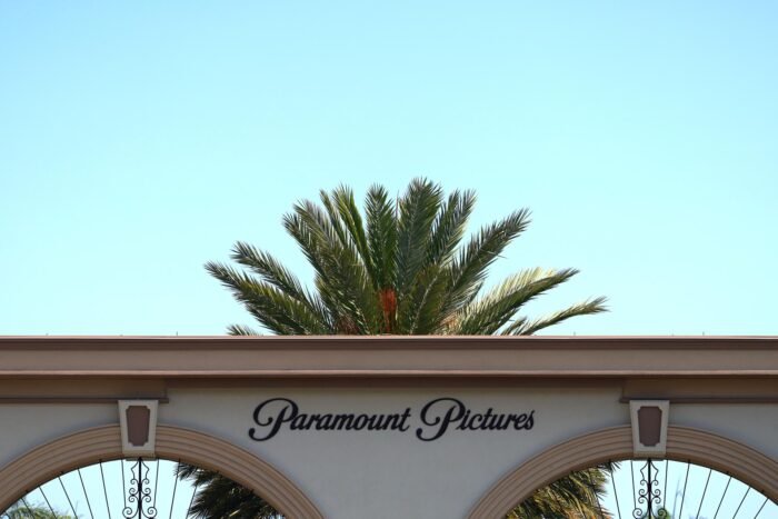 Paramount Skydance ha solicitado una audiencia para avanzar en su fusión con Warner Bros., enfrentando una disputa legal por monopolio.