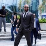 Los conocidos hermanos Tate enfrentan graves acusaciones en el Reino Unido mientras permanecen encarcelados en Miami por dos semanas más.