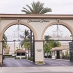 La fusión entre Paramount y Warner podría causar grandes despidos en Hollywood, advierten los guionistas. Conoce más sobre esta controversia.