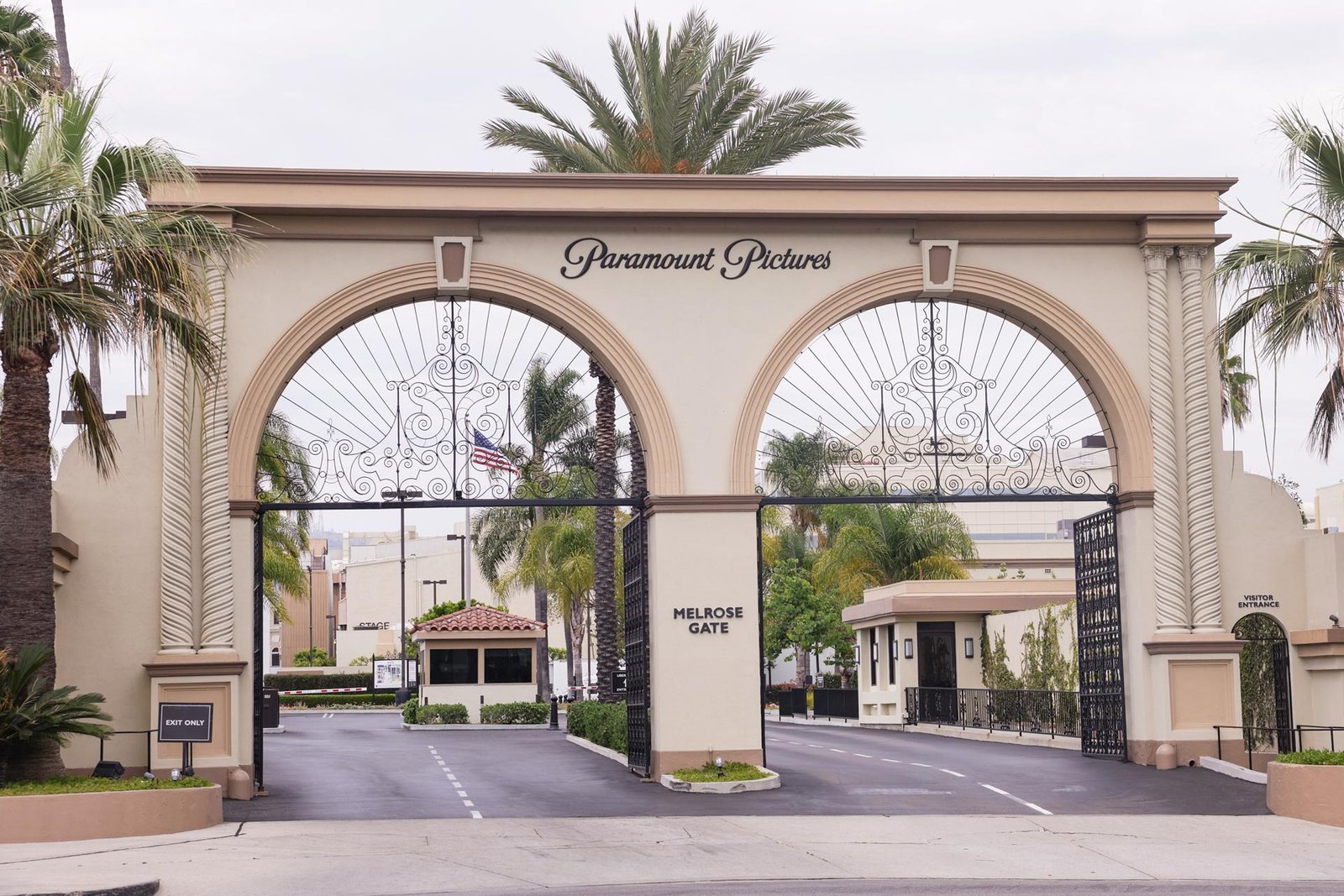 La fusión entre Paramount y Warner podría causar grandes despidos en Hollywood, advierten los guionistas. Conoce más sobre esta controversia.