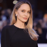 La actriz Angelina Jolie revela que no ha tenido pareja en una década, enfocándose en sus hijos y su bienestar personal.