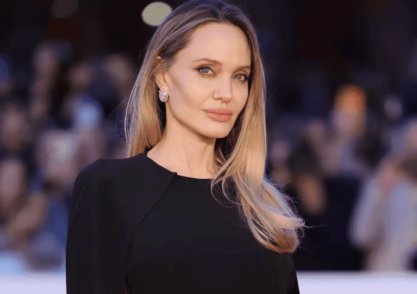 La actriz Angelina Jolie revela que no ha tenido pareja en una década, enfocándose en sus hijos y su bienestar personal.