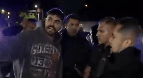 Un influencer mexicano generó controversia al ser arrestado por dar serenata a Inglaterra, provocando reacciones encontradas en redes sociales.