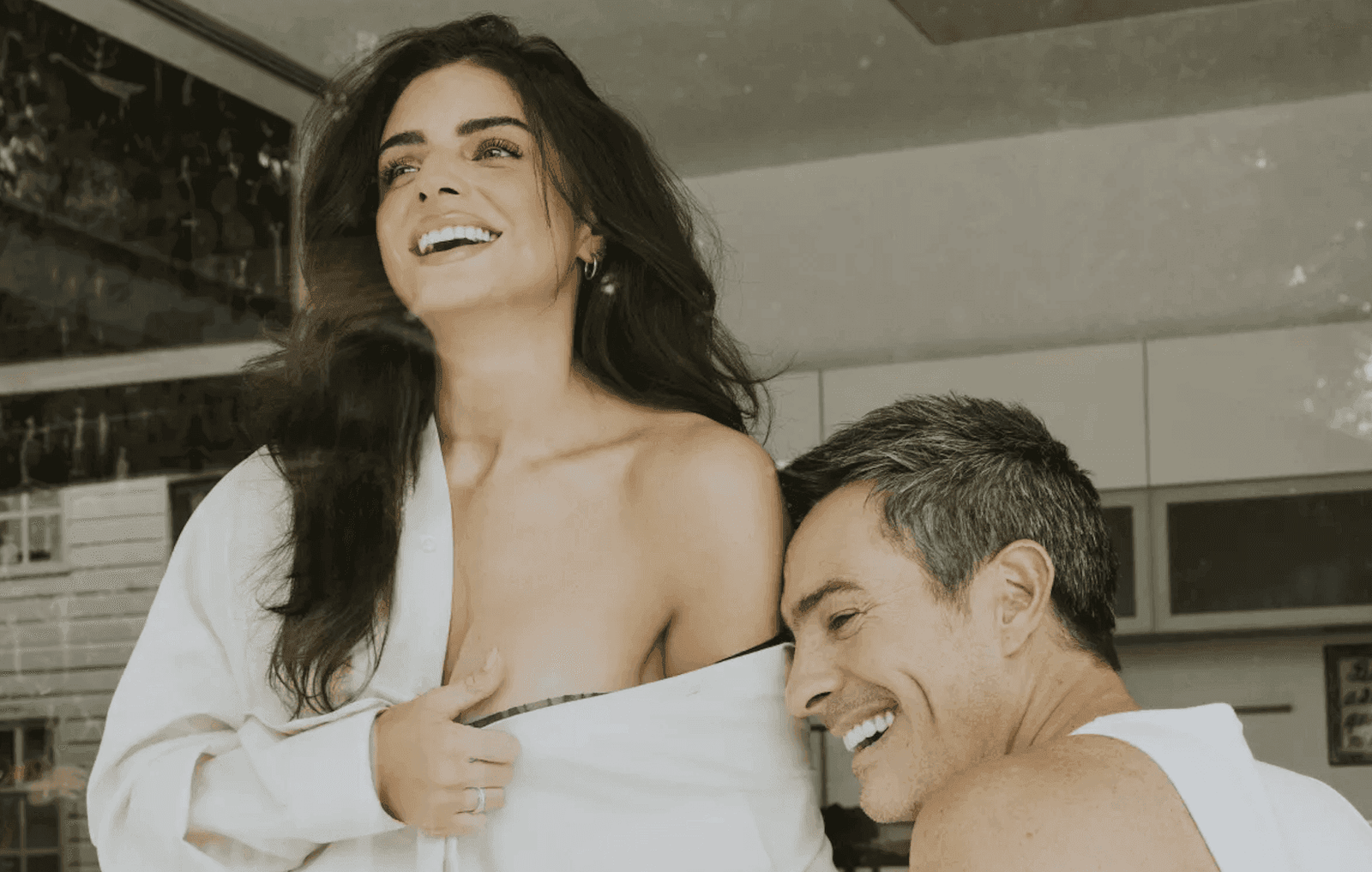 Aislinn Derbez y Mauricio Ochmann reencuentran su química en un apasionante drama romántico que se estrena esta semana.