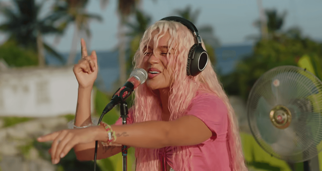 El concierto de Karol G en Chicago se vio interrumpido por un fallo técnico, pero la artista continuó su show sin problemas.