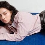 Charli XCX anuncia el listado de canciones de su nuevo álbum, que contará con una colaboración única.