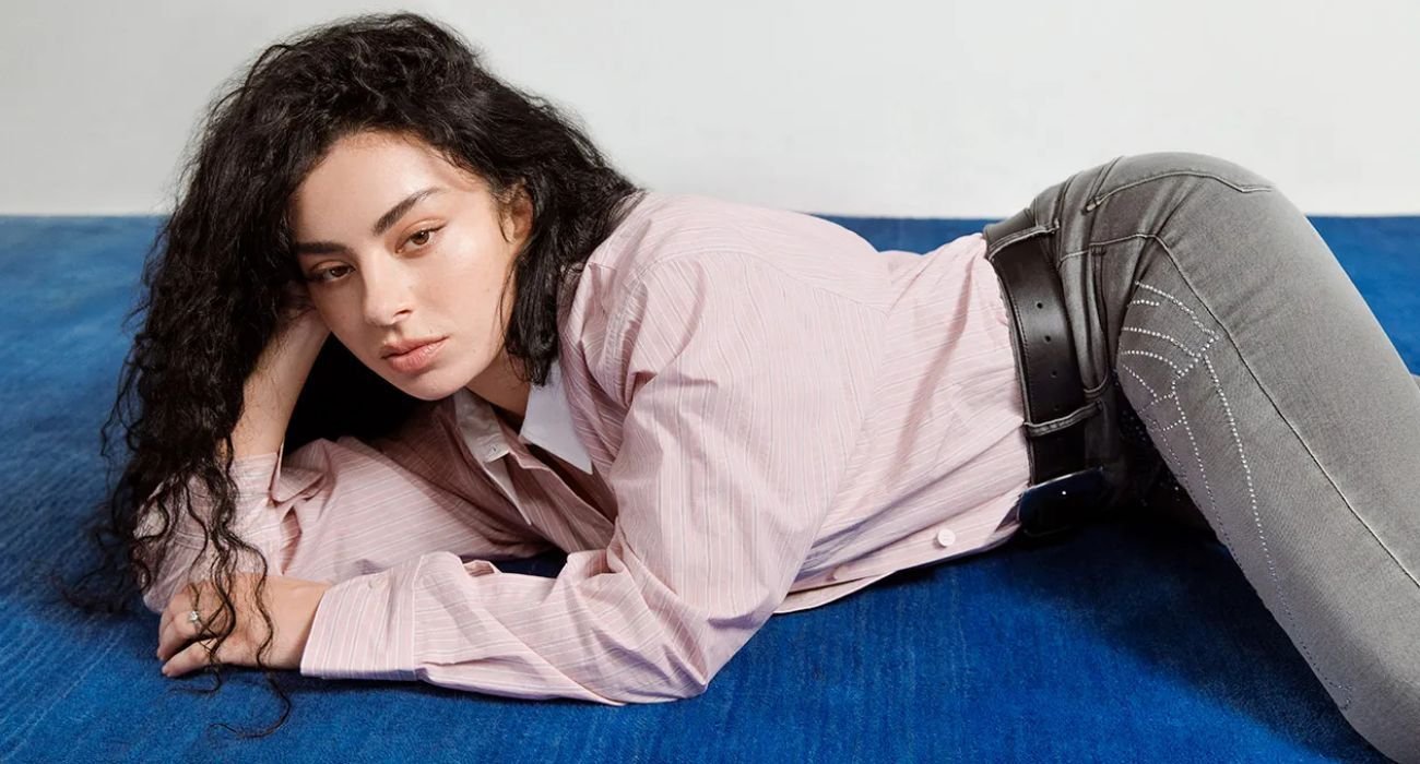 Charli XCX anuncia el listado de canciones de su nuevo álbum, que contará con una colaboración única.
