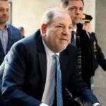 El exproductor Hollywoodense Harvey Weinstein fue hospitalizado por neumonía, lo que genera preocupación en su entorno.