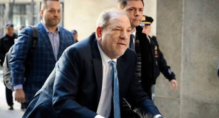 El exproductor Hollywoodense Harvey Weinstein fue hospitalizado por neumonía, lo que genera preocupación en su entorno.