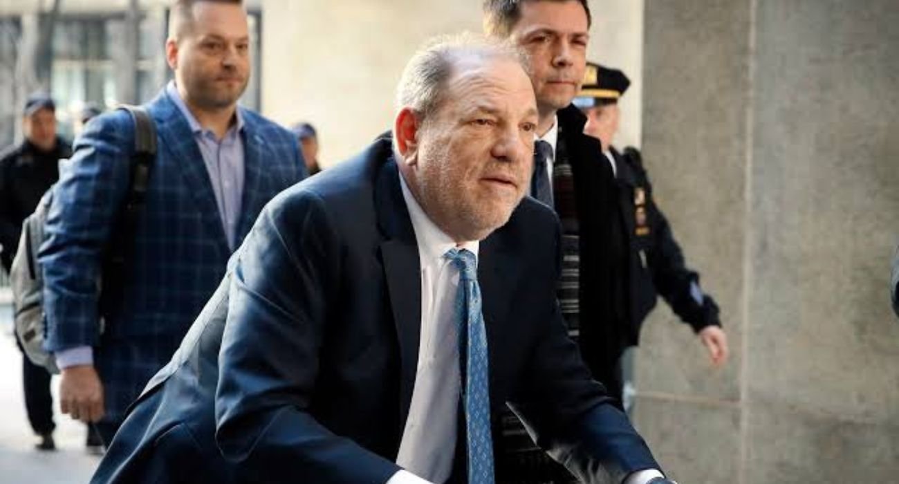 El exproductor Hollywoodense Harvey Weinstein fue hospitalizado por neumonía, lo que genera preocupación en su entorno.