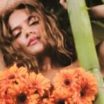 La artista Karol G sorprende a sus fans con un concurso que ofrece boletos para su gira al preparar cocteles únicos.