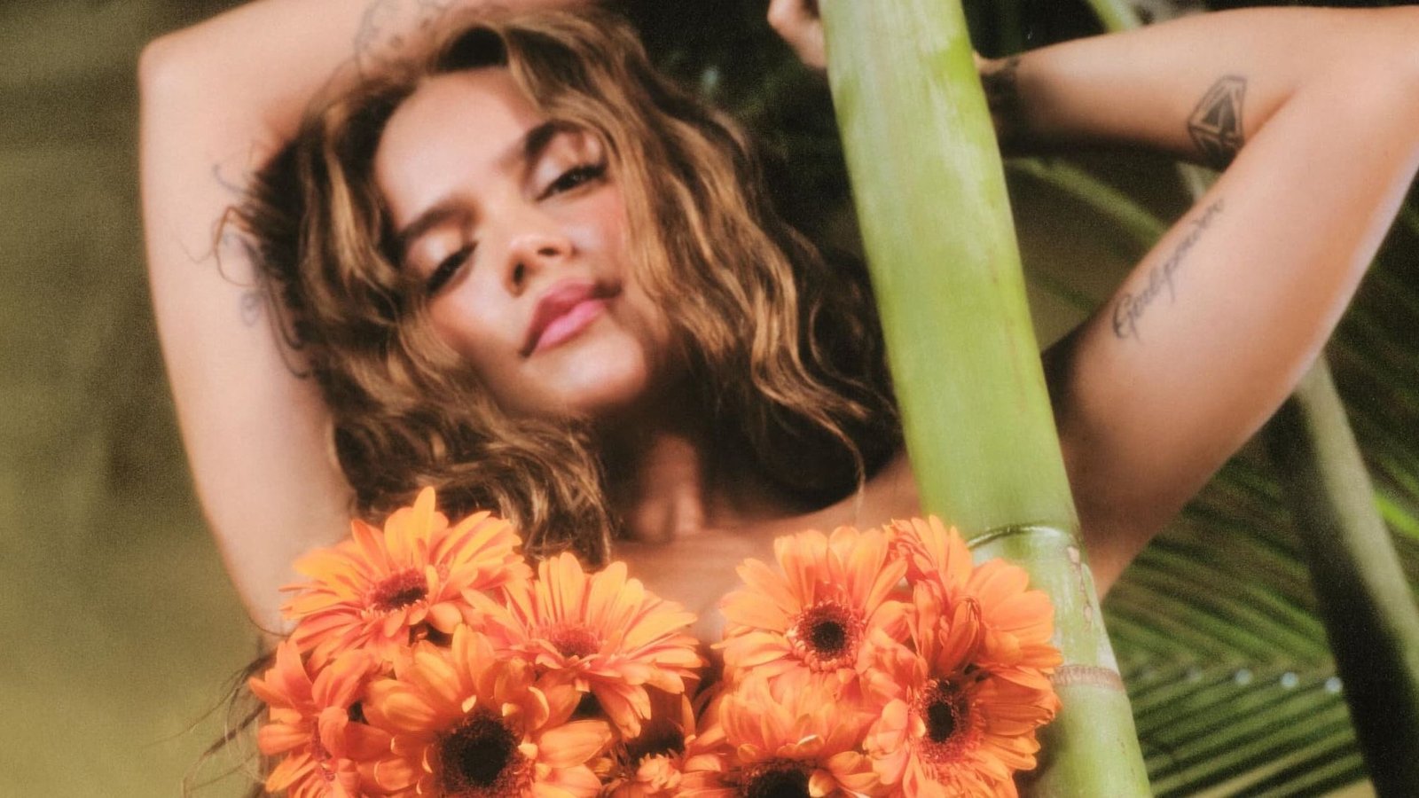 La artista Karol G sorprende a sus fans con un concurso que ofrece boletos para su gira al preparar cocteles únicos.