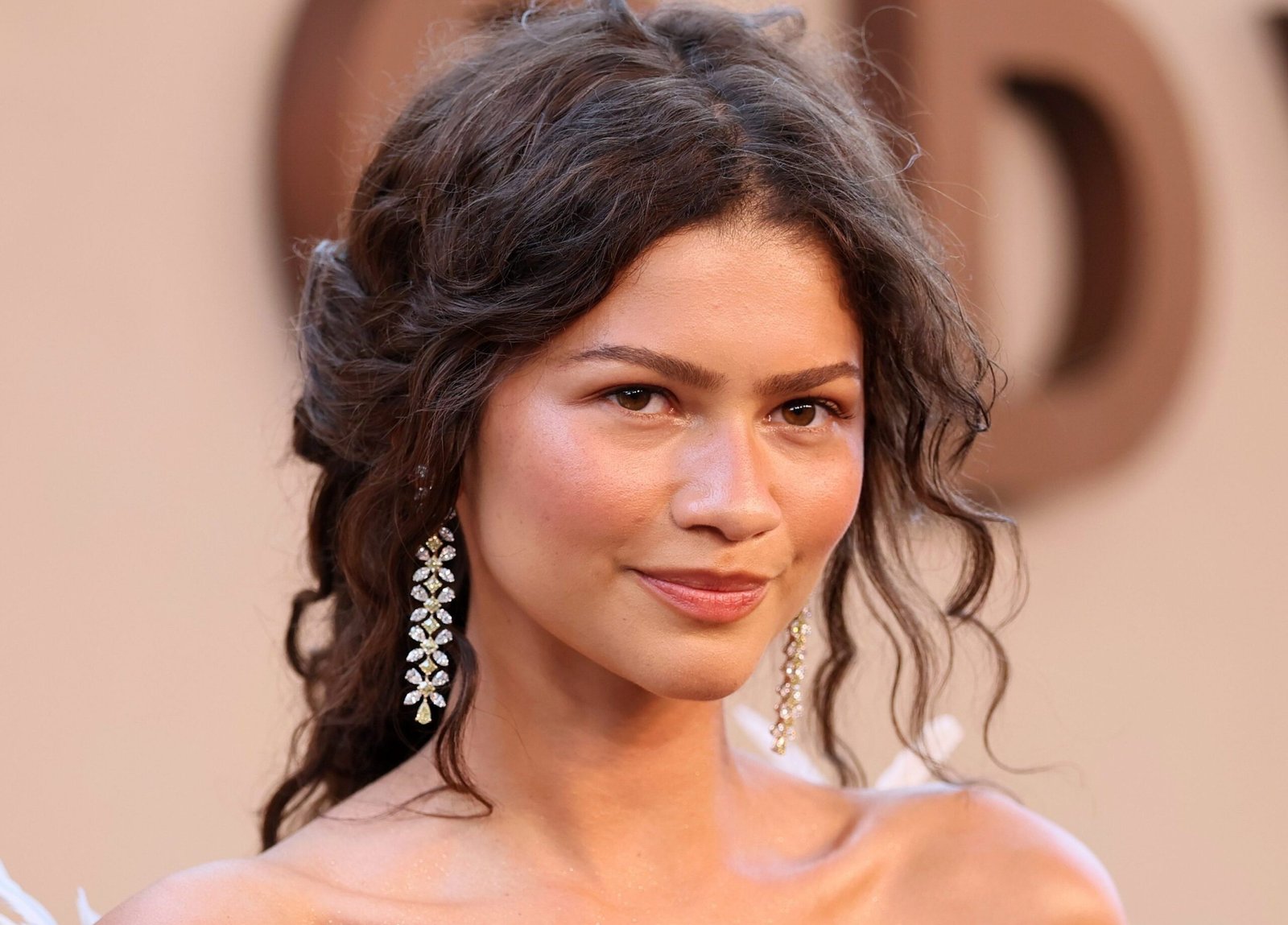 La actriz Zendaya presentó un look de maquillaje natural en el estreno de Odyssey, resaltando su belleza auténtica.