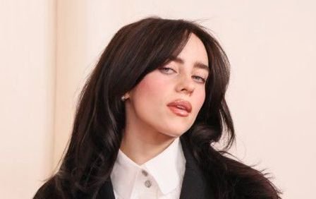 El resurgir de un antiguo video provoca controversia sobre los comentarios de Billie Eilish sobre la educación escolar.