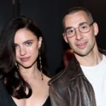 La ausencia de Margaret Qualley en la boda de Taylor Swift y Travis Kelce aviva los rumores sobre su relación con Jack Antonoff.