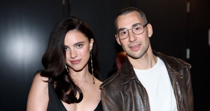 La ausencia de Margaret Qualley en la boda de Taylor Swift y Travis Kelce aviva los rumores sobre su relación con Jack Antonoff.