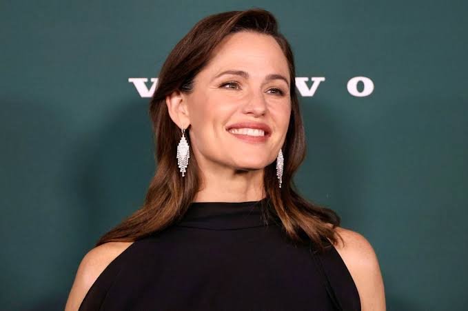 La actriz Jennifer Garner comparte su experiencia con los paparazzi y el riesgo que enfrentan sus hijos y otros menores.