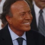 El famoso cantante Julio Iglesias demanda a Yolanda Díaz por 50 mil euros tras declaraciones perjudiciales sobre su persona.