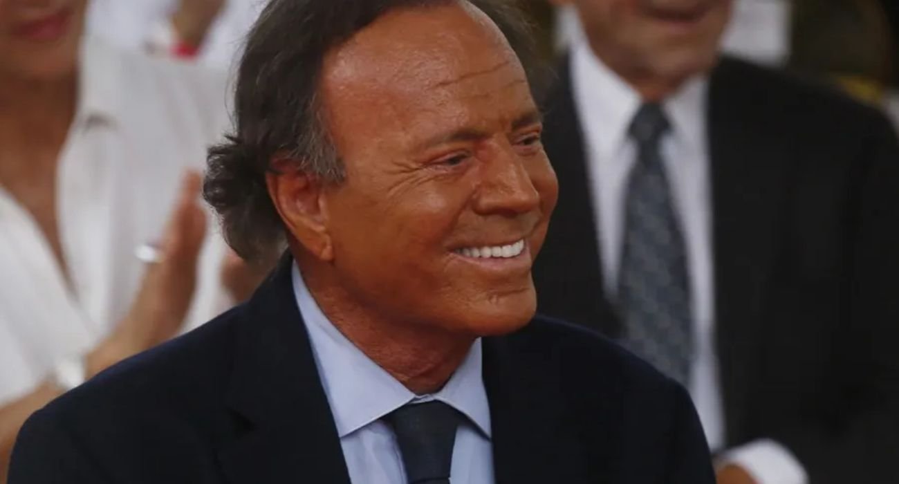 El famoso cantante Julio Iglesias demanda a Yolanda Díaz por 50 mil euros tras declaraciones perjudiciales sobre su persona.