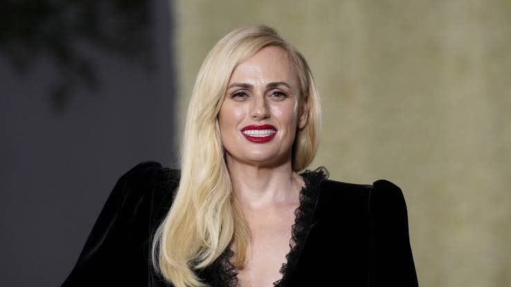 Rebel Wilson ha ganado un juicio por difamación en Australia, desestimando la demanda de Charlotte MacInnes y ordenando el pago de costas.