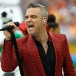 Robbie Williams responde a rumores de consumo de drogas tras un video viral donde aparece un objeto blanco.