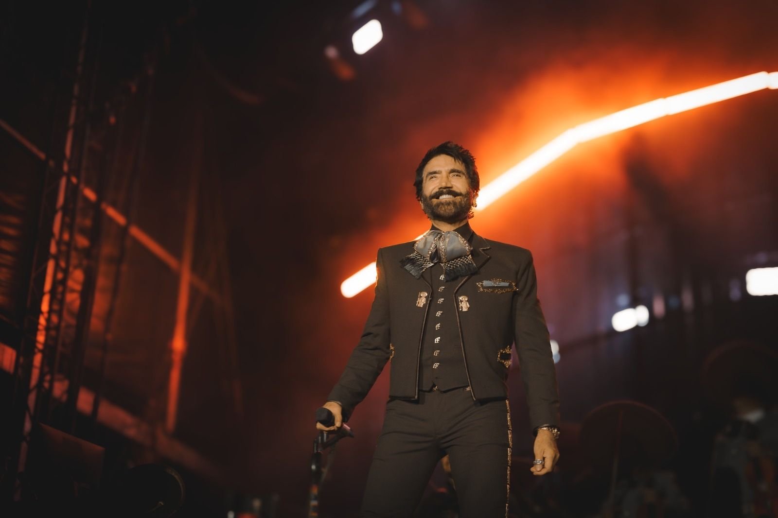 El talentoso Alejandro Fernández cautivó a una multitud en Guadalajara durante su espectacular Serenata más Grande del Mundo.