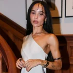 La actriz Zoë Kravitz ha sorprendido al mostrar su anillo de compromiso de Harry Styles, valorado en un millón de dólares.