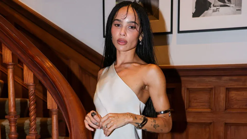 La actriz Zoë Kravitz ha sorprendido al mostrar su anillo de compromiso de Harry Styles, valorado en un millón de dólares.