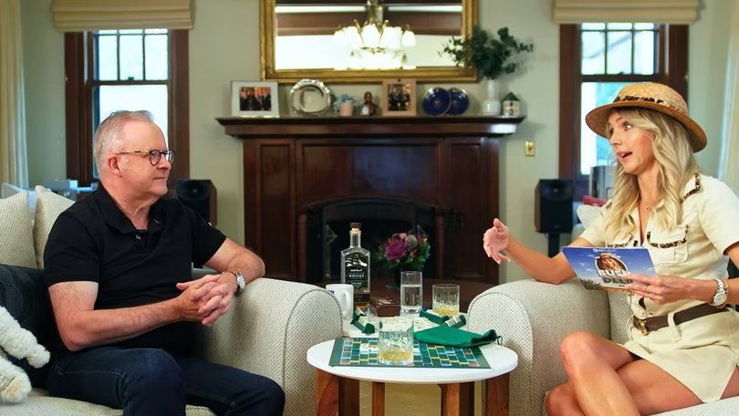 El primer ministro australiano pidió disculpas luego de controversiales declaraciones sobre Kylie Minogue durante un pódcast.