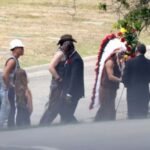 Los integrantes de Village People celebran la vida de Victor Willis, honrándolo en su funeral con los famosos trajes de la banda.