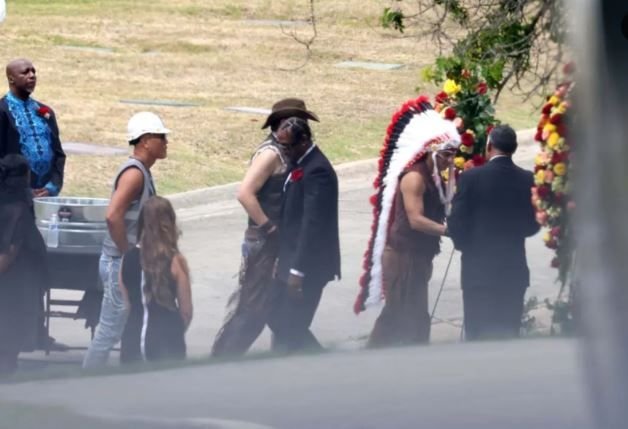Los integrantes de Village People celebran la vida de Victor Willis, honrándolo en su funeral con los famosos trajes de la banda.