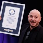 Más de 22 mil fanáticos con cabezas calvas postizas se unieron a Pitbull en un memorable concierto en Londres.